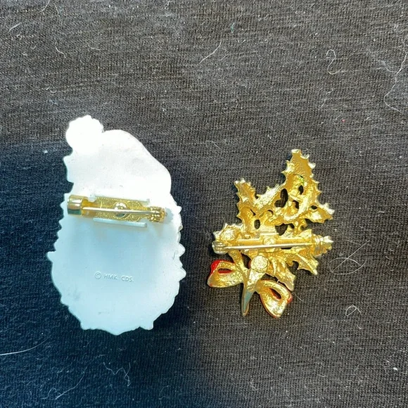 Two For One Hallmark Santa Unsigned Holly Brooches - Picture 4 of 5